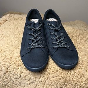 Taos black tennis shoes 11